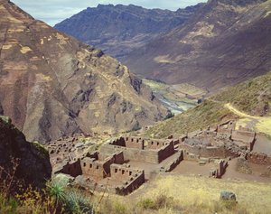 寺院の建物とIntihuatana 作： Incan